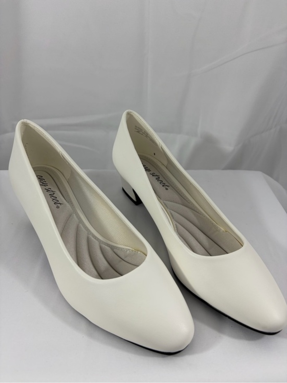 NWT Easy Street Women’s Size 8 Classic White Low Block Heel Pumps